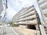 落ち着いた街並みに溶け込む、端正な佇まいの建物が日常の拠り所となります。