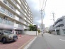 街並みに静かに溶け込み、日々の暮らしを穏やかに支える落ち着いた佇まいの住まい。