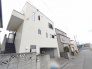 すっきりと洗練された外観が、街並みに落ち着きと調和をもたらす住まいです。