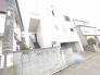 洗練されたフォルムが街並みに馴染む、落ち着きのある佇まいが魅力的な住まいです。
