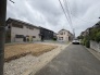 周囲に住宅が並ぶ、落ち着いた雰囲気の漂う穏やかな住環境が広がっています。