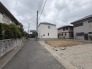 周辺環境と調和する穏やかな街並みに位置し、理想の住まいを描くためのゆとりある敷地が広がります。