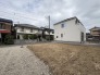 静かな住宅街に位置する、新しい暮らしの可能性を広げてくれる開放感のある敷地です。