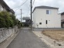 落ち着いた雰囲気の住宅街に位置し、静かで穏やかな日常が流れる住環境が整っています。