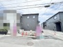 落ち着いた色合いの外観が、周辺の静かな住宅街の風景に穏やかに馴染んでいます。