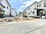 周囲の落ち着いた環境に溶け込み、新しい暮らしを想像させる広々とした敷地が広がります。