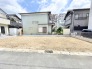 周辺環境と調和する穏やかな街並みに位置し、理想の住まいを自由に描き出せる開放感のある敷地です。