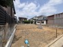 周囲の環境に溶け込みながら、新たな暮らしの構想を自由に描ける整った土地の広がりを感じさせます。