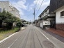 穏やかな空気が流れる住宅街に佇み、日々の暮らしに心地よい平穏をもたらす落ち着いた住環境です。