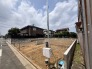空が広く感じられる落ち着いた住宅街に位置し、理想の住まいを叶えるための可能性が広がる敷地です。