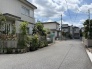 穏やかな空気が流れる閑静な住宅街で、日々の暮らしに安らぎを感じさせる住環境です。