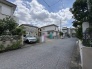 空が広く感じられる、穏やかな時間が流れる住宅街の佇まいが暮らしの心地よさを伝えます。