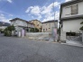 閑静な住宅街に位置する、これからの暮らしの可能性が広がる開放的な区画です。
