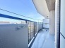 澄み渡る青空が広がる開放的な空間で、日常に心地よい風を感じるひとときを過ごせます。