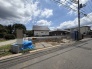 空が大きく広がる開放的な立地で、新しい暮らしの基盤が整い始めています。