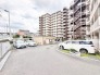ゆとりある敷地が日々の生活に心地よい落ち着きをもたらす、穏やかな住環境が整っています。