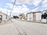 穏やかな空が広がり、整った街並みが心地よい開放感を感じさせる暮らしの風景です。