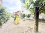 緑豊かな植栽と穏やかな時間が流れる、住まいのすぐ近くで自然の安らぎを感じられる心地よい空間です。