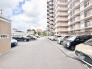 敷地内にゆとりある駐車スペースを確保し、日々のカーライフをスムーズに支える落ち着いた住環境です。