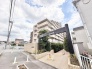閑静な住宅街に佇む、落ち着いた色合いのフォルムが日々の暮らしに安らぎを添えてくれる住まいです。