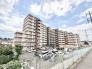 青い空に堂々とした佇まいを見せる、安定感のあるスケールが魅力の住まいです。
