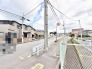 閑静な住宅街の一角にあり、落ち着いた街並みの中で日々の暮らしを穏やかに育むことができる環境です。