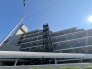 青空を背景に存在感を放つ、すっきりと整ったシルエットが街並みに品よく調和しています。