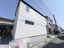 洗練されたホワイトの外観が、街並みに落ち着きと調和をもたらしています。