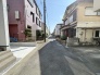 穏やかな空気が流れる住宅地の一角で、暮らしの営みが静かに続いていくような風景です。