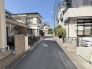 穏やかな時間が流れる落ち着いた住宅街の風景は、日々の暮らしに安心感をもたらしてくれます。