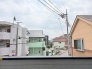 落ち着いた住宅地の中にあり、空を広く感じながら穏やかな時間を過ごせる住環境です。