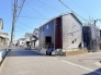 落ち着いた住宅街に馴染む、端正なフォルムが印象的な外観。