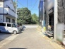 整然とした住宅街の中にあり、日々の生活を穏やかに包み込む落ち着いた周辺環境が魅力です。