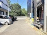 周辺環境と調和する穏やかな街並みの一角で、日々の暮らしが静かに息づく落ち着いた住環境です。