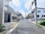 空が広く見渡せる開放的なロケーションで、日々の暮らしに穏やかな落ち着きを感じさせる住環境です。