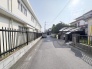 周辺の建物と調和した穏やかな住環境が広がり、日常の静けさを感じさせる落ち着いた街並みです。