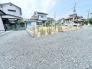 周囲の環境と調和しながら、のびのびとした広がりを感じさせる落ち着いた敷地風景です。