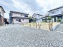 周囲の建物と調和しながらも、ゆとりを感じる落ち着いた敷地が広がっています。