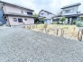 周囲の建物と調和する、落ち着いた空気感が漂う開放的な敷地スペースです。
