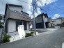 洗練されたフォルムが街並みに溶け込み、落ち着いた暮らしの予感を感じさせる佇まいです。