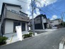 洗練された外観が空の青と調和し、閑静な住宅街で穏やかな暮らしを予感させる佇まいです。