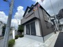洗練された外観が街並みに馴染み、穏やかな日常の始まりを感じさせる佇まいです。