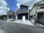 洗練されたモノトーンの外観が街並みに馴染み、現代的で落ち着いた印象を与えてくれる佇まいです。