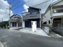 洗練されたモノトーンの外観が、落ち着きのある佇まいを演出し、周辺環境と調和しながら存在感を放ちます。