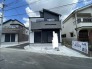 洗練されたモノトーンの外観が街並みに静かに溶け込み、端正で落ち着いた佇まいを演出しています。