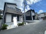 洗練された外観が街並みに馴染み、穏やかな日常の始まりを感じさせてくれる住まいです。