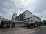 周囲の風景に穏やかに溶け込み、心地よい日常を予感させる落ち着いた佇まい。