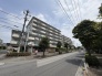緑豊かな街並みに調和し、穏やかな日常を予感させる佇まいが印象的です。