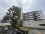 街並みに穏やかに溶け込み、日常の風景に寄り添うような落ち着きを感じさせる住まいの外観です。