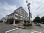 街並みに調和する落ち着いた佇まいが、日々の暮らしに穏やかな安心感をもたらしてくれます。